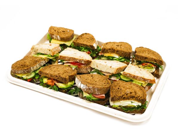 SANDWICHES OP EEN SCHAAL