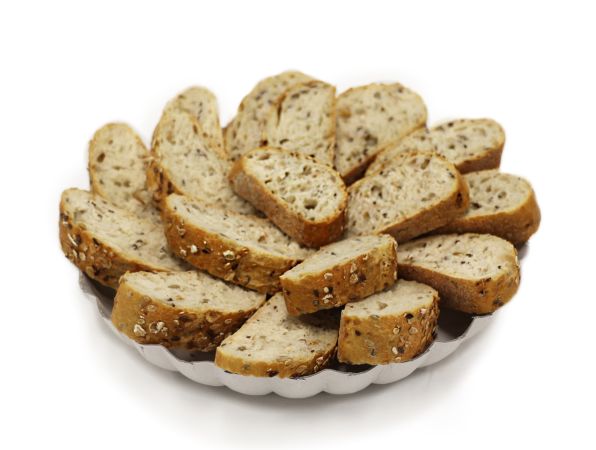 MANDJE MET GESNEDEN STOKBROOD